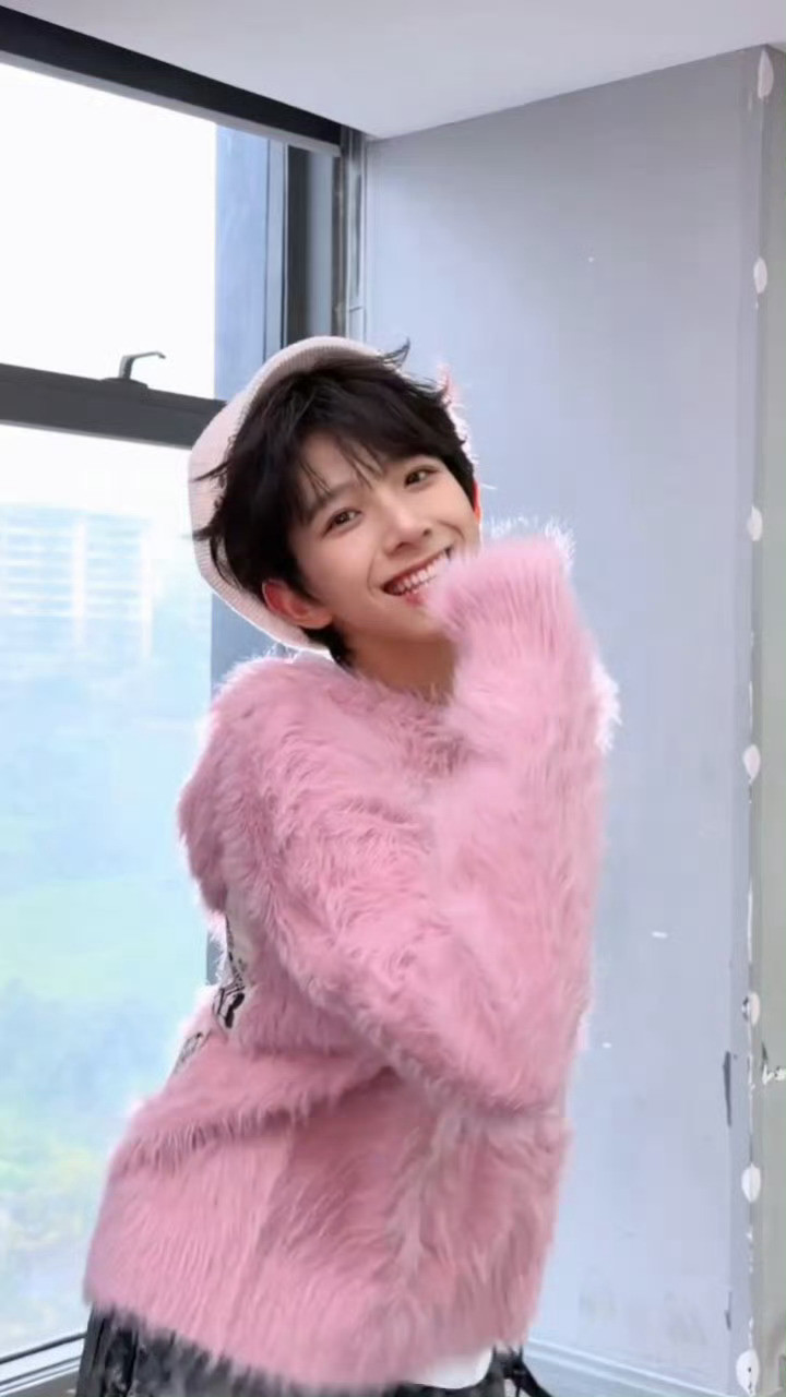 陈浚铭cha了Chanel手势舞好可爱啊喂！！陈浚铭