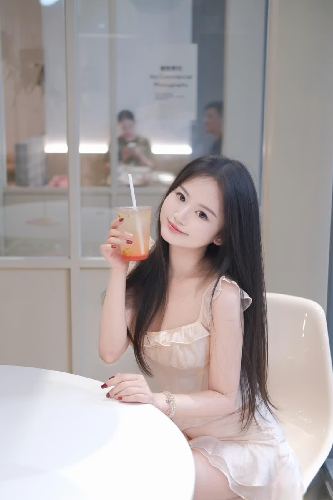 逐渐才明白，许多困扰都来自内心的固执。一直纠结于不愉快的事只会让自己停滞不前，释