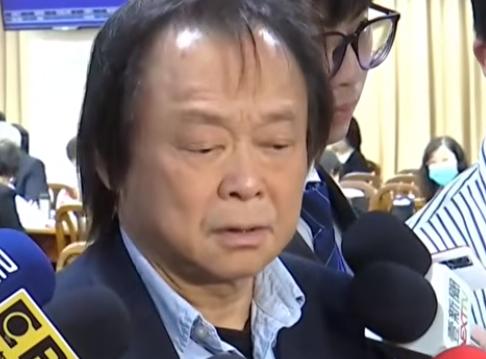 民进党“立委”王世坚今天于会前受访，被媒体拿着民进党桃园市长参选人黄世杰的年轻照