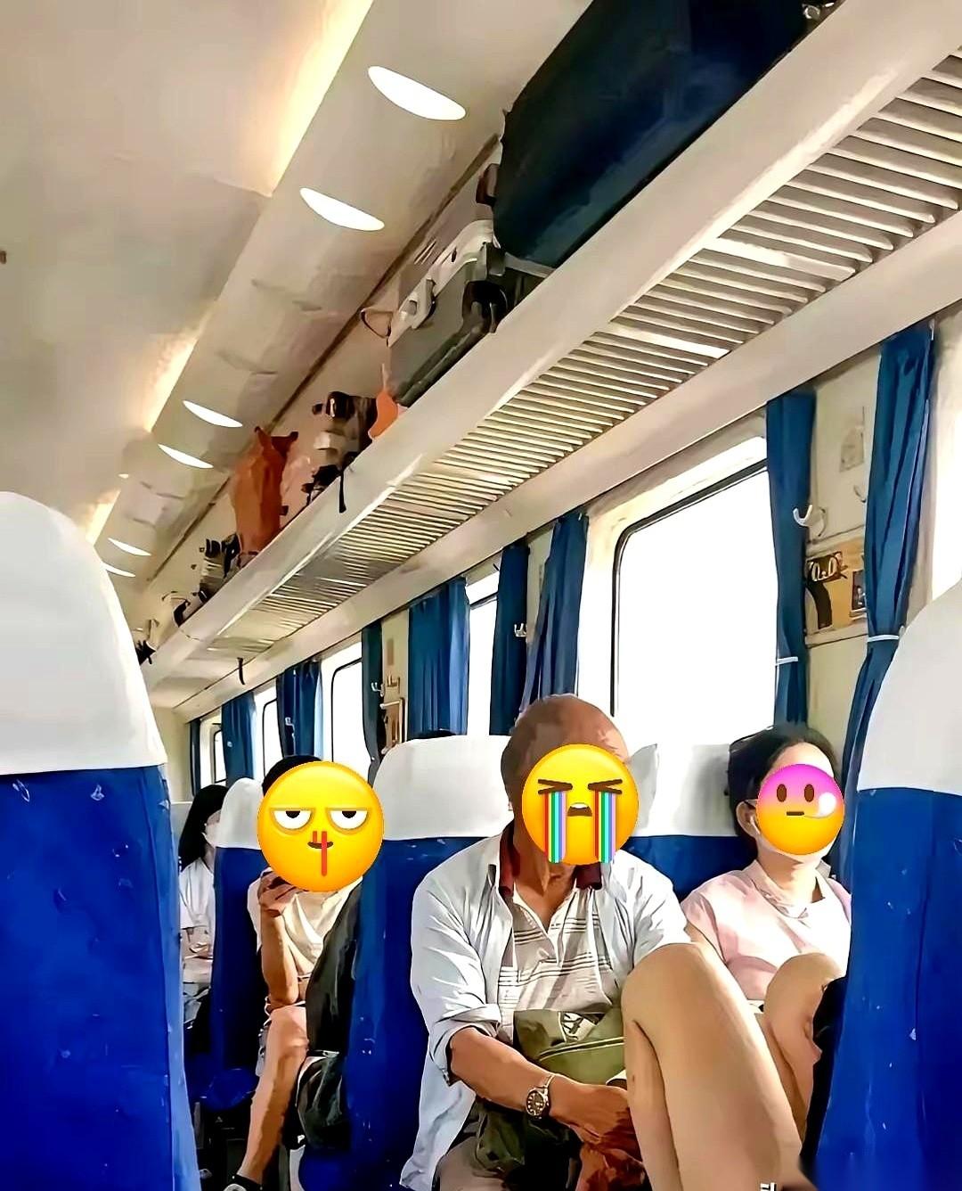 真的，就差把“非礼勿视”四个大字刻在脑门上了。今天在地铁上，我算亲眼见识了什么