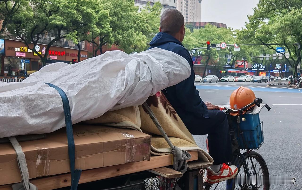 事实证明，低调才是最牛逼的炫耀，可能这个只是人家副业……收摊了，是不是真开的是路