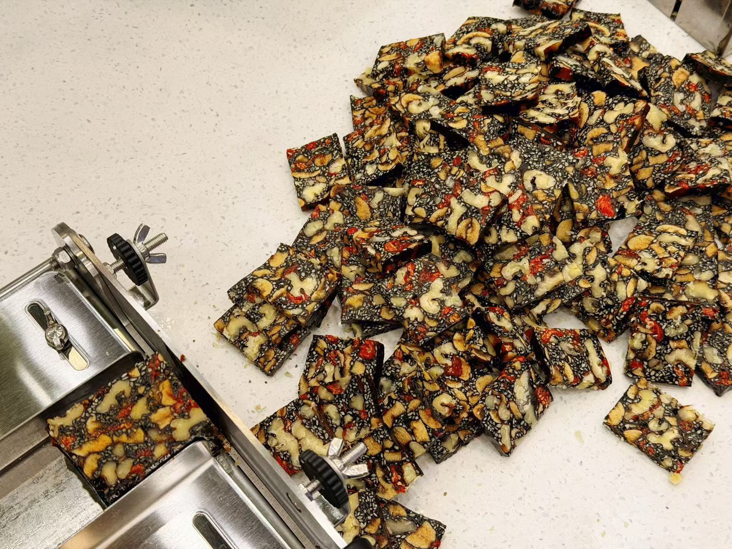 中年女人一定要丢掉不切实际的幻想，觉得自己魅力十足吸引男人爱你，真实的情况是年龄