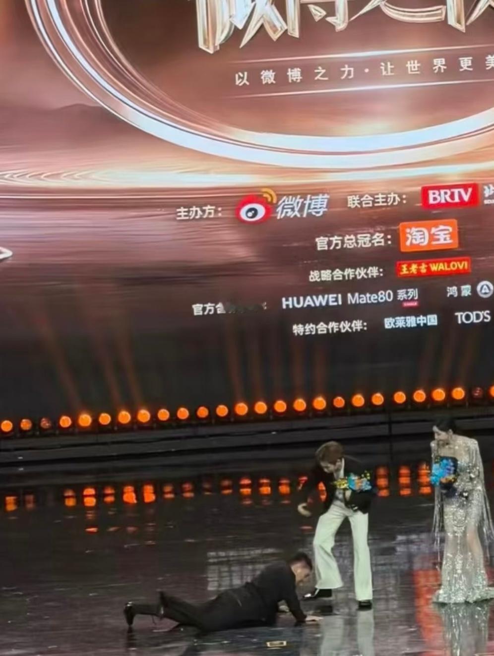 速来！转发这个大麦老总，新年抢票如他摔跤一般丝滑