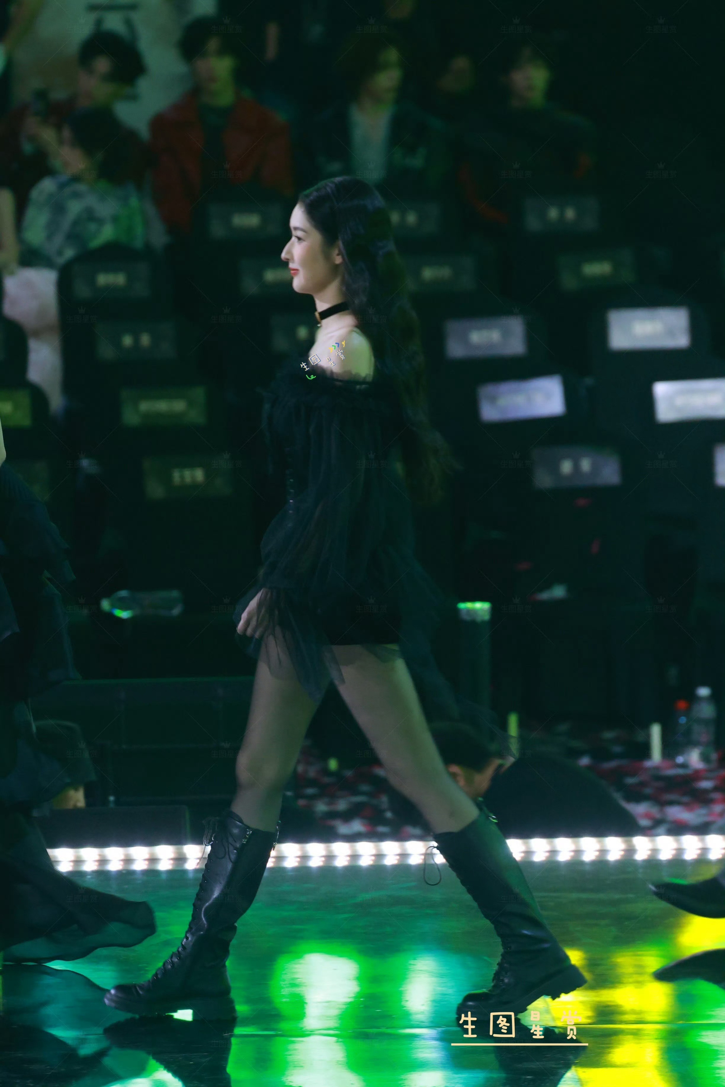 王玉雯🖤星光大赏舞台生图，黑丝王姐太绝了