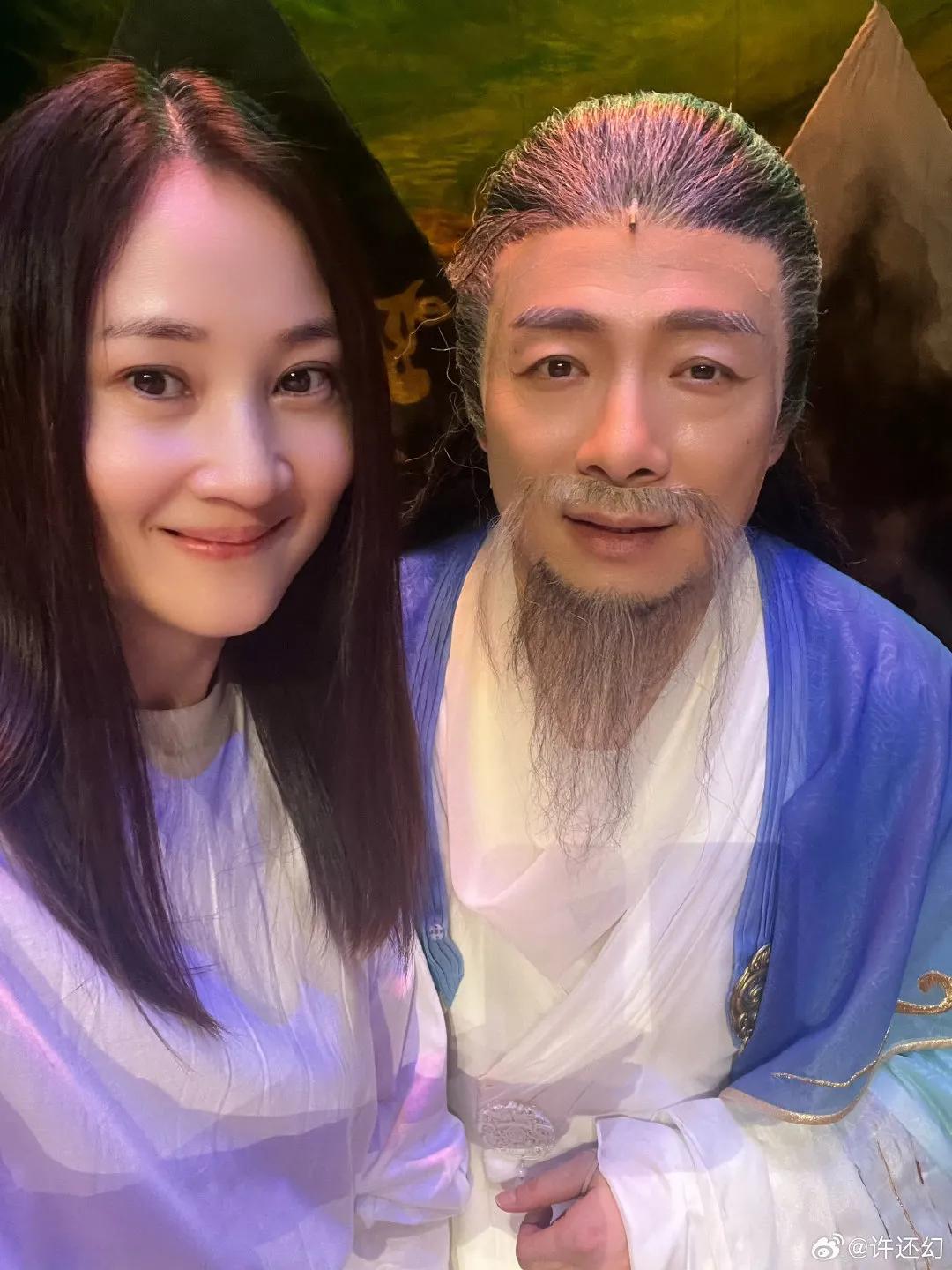 47岁许还幻罕露面，捧场祖峰刘天池夫妻话剧，已转型北电老师气质绝佳！近日，许还