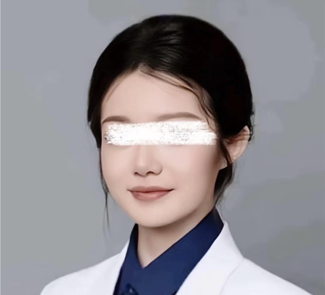 董小姐估计月子都坐不好了吧，刚经历怀胎的辛苦和劳累就算了，万万没想到，临近生