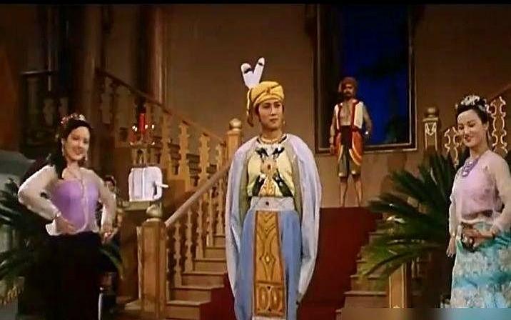 现在看82版《孔雀公主》，女主的长相放今天真不算多惊艳。但唐国强往那一站，眉