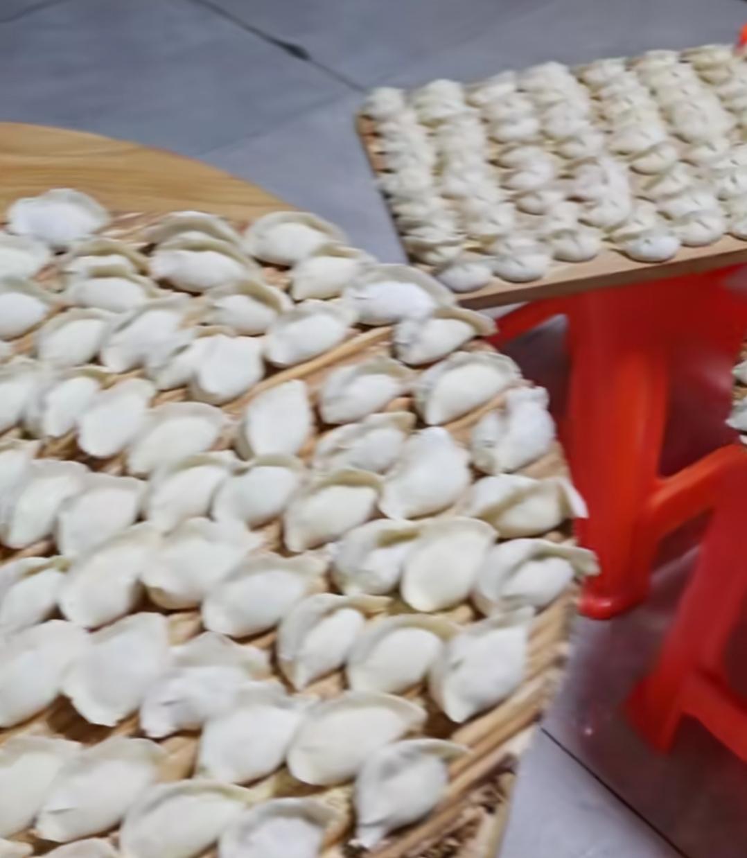 冬至那天，德州一个初中三年级的老师，她的公婆在家里包了500多个饺子，给儿媳班里