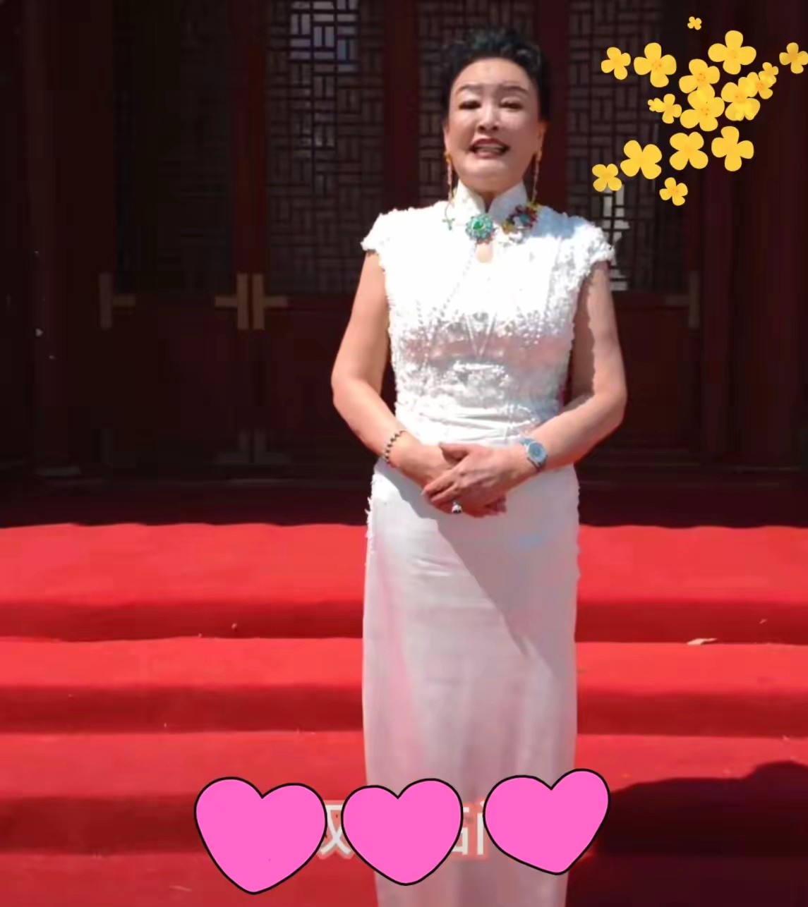 张兰在儿子婚礼上的致辞温暖了无数人的心。她身着白色旗袍，端庄中带着优雅，言语间尽