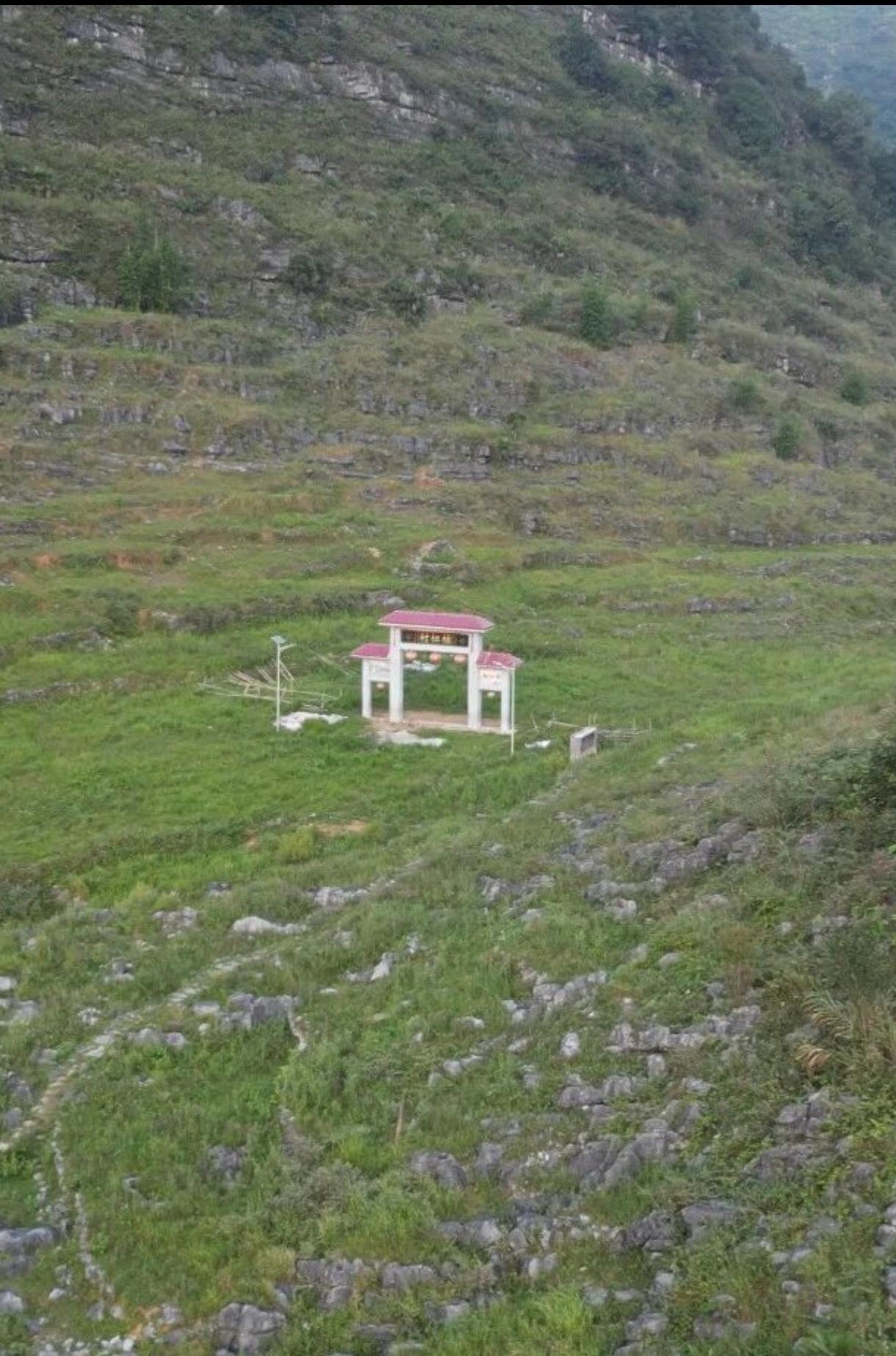 神龙架，牌坊后面有封印，仙人和凡人唯一通道。深山牌坊往往是当地人心灵的地标。牌坊