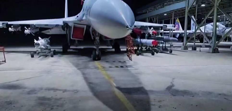 马杜罗的军援到了？委内瑞拉空军的俄罗斯苏-30MKV战机，开始挂载俄制KH-31