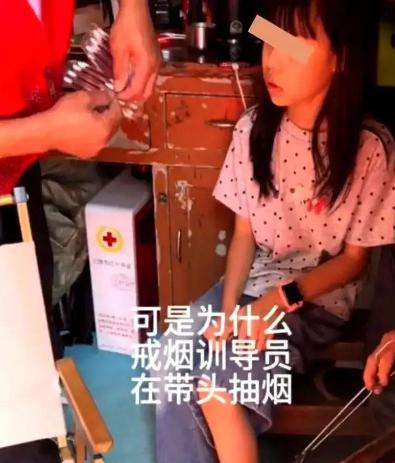 江西龟峰那个被停职的大叔，彻底撕开了职场生态里最丑陋的遮羞布。小姑娘不小心磕破膝