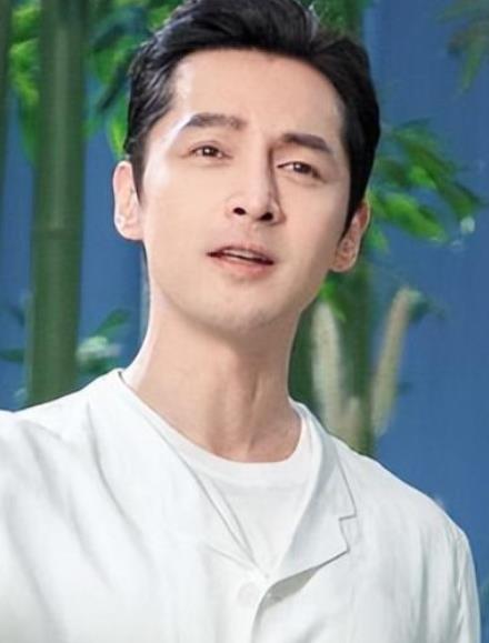 胡歌他既不缺钱，也不缺面子，需要有人疼，照顾他生活，说明胡歌很聪明，很通透，看着