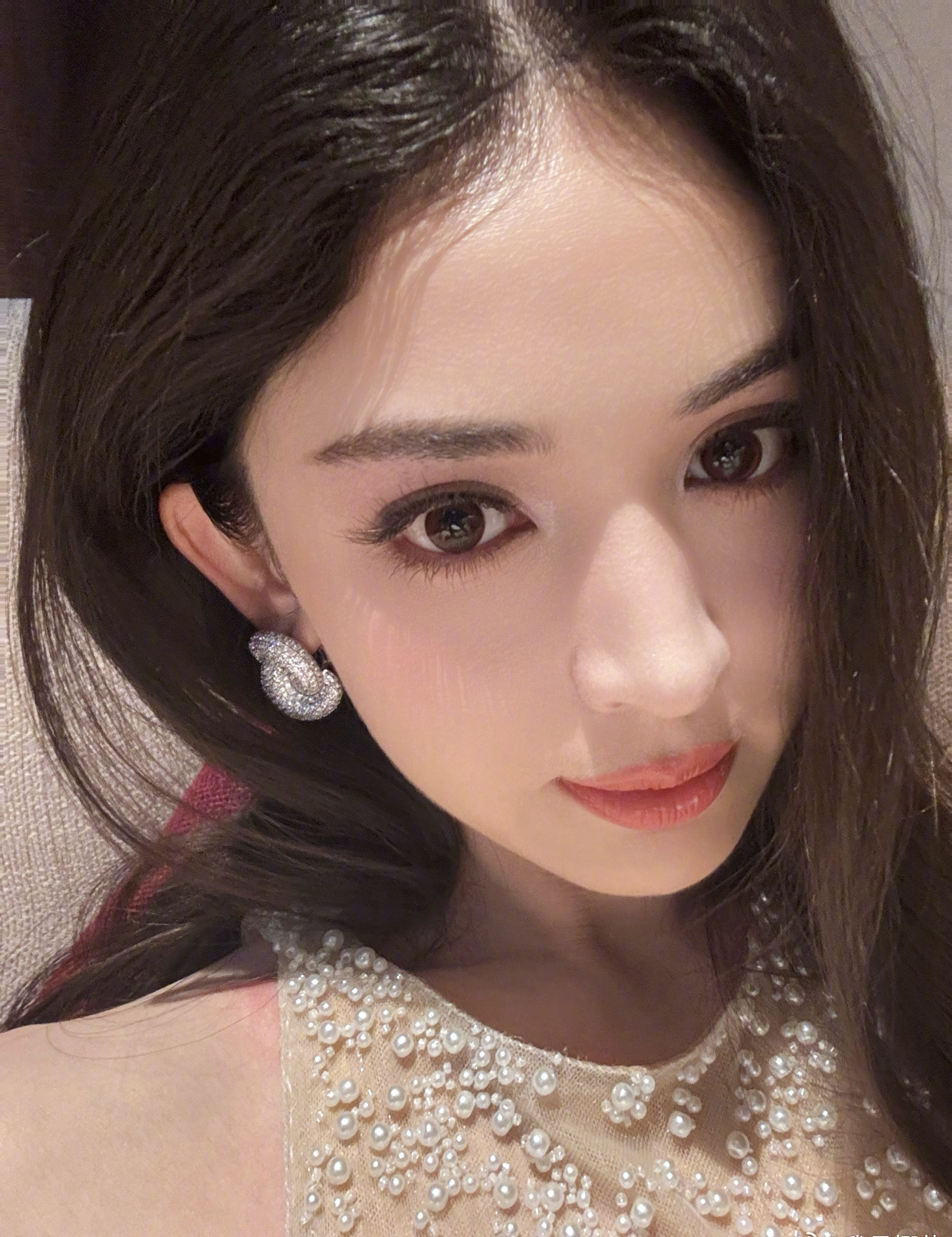 小小的脸已经挤不下这么浓重的五官了….​​​