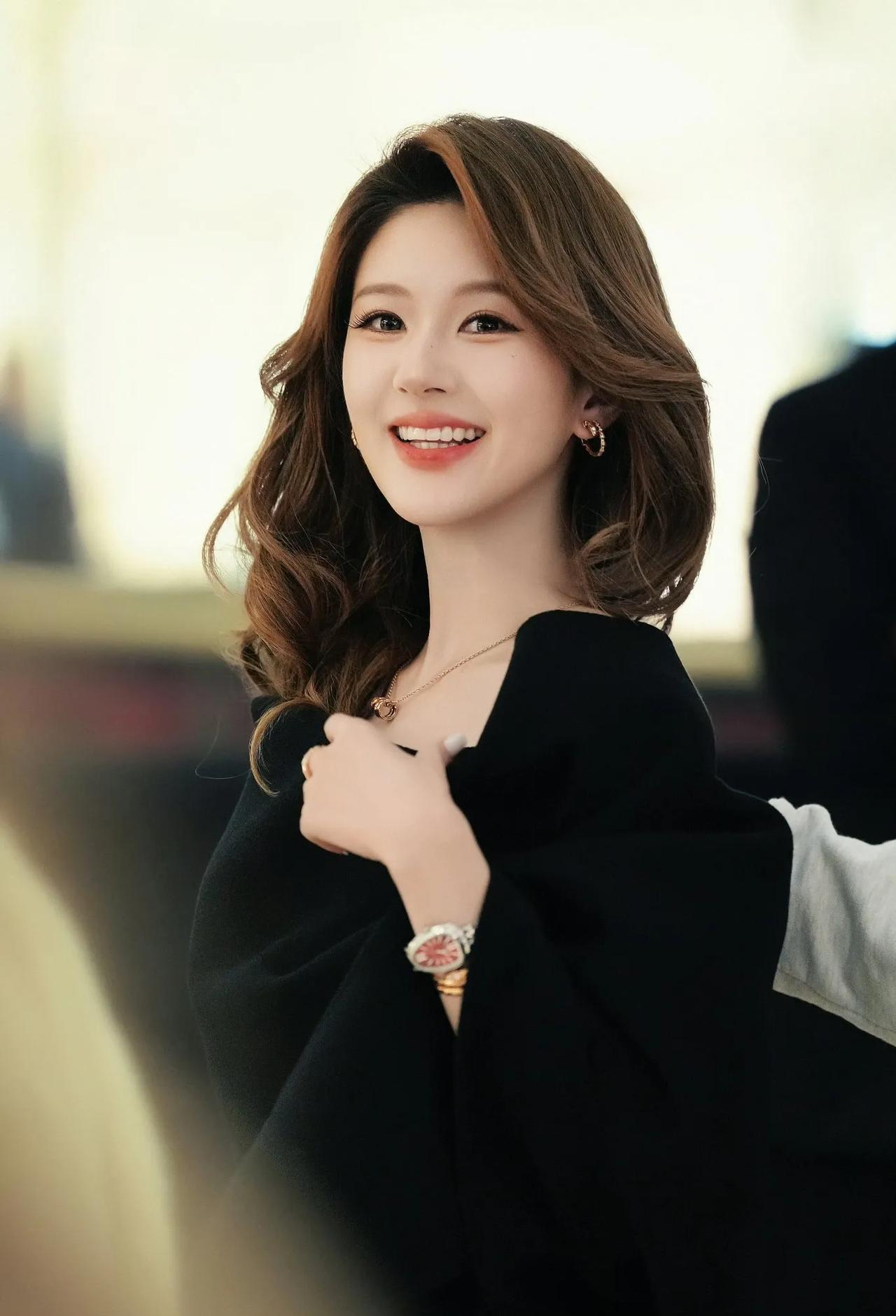 别再猜了，宝格丽选赵露思，根本不是赌运气。这个选择，撕掉了太多人给她贴的“甜妹