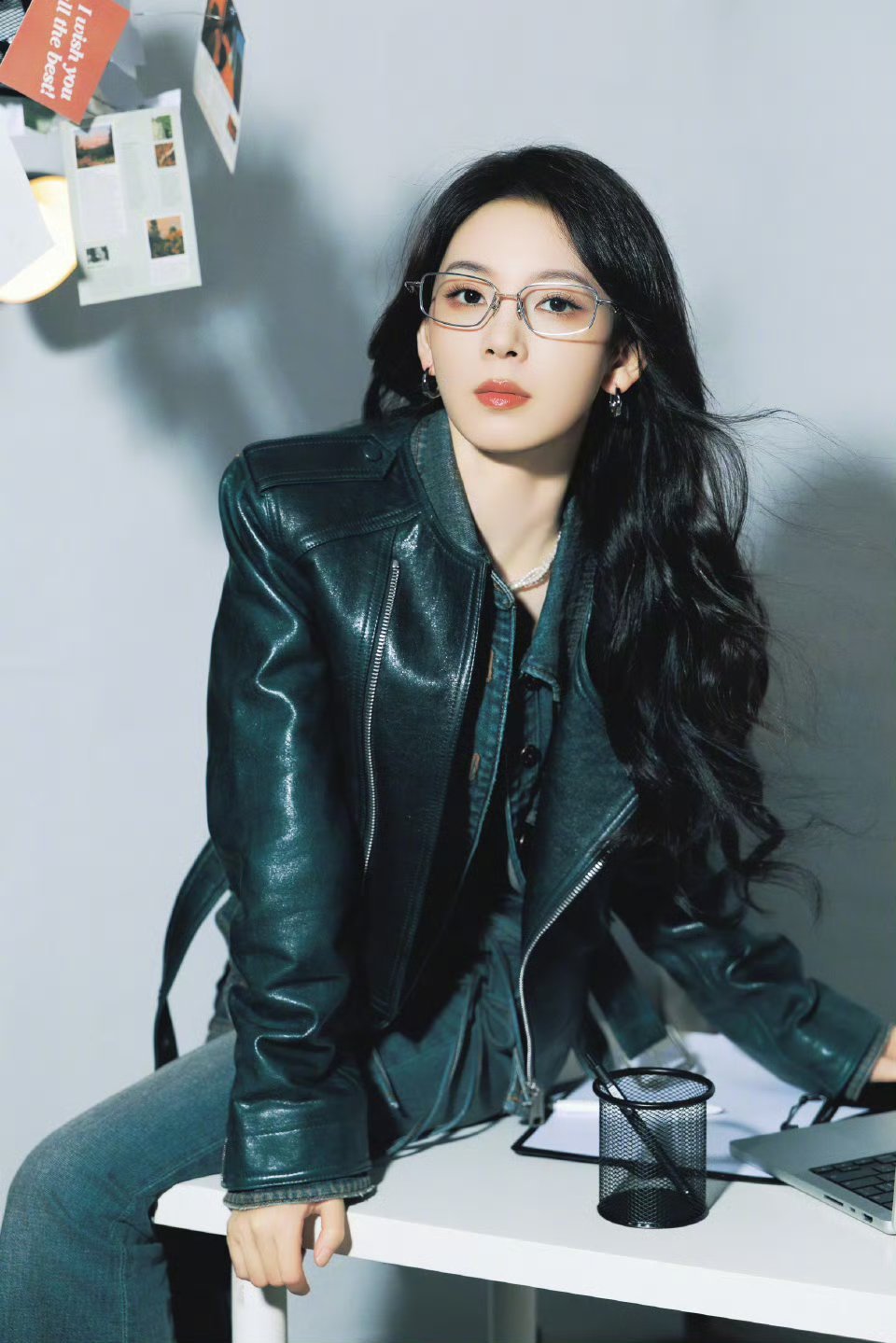 陈瑶对镜练媚骨天生今日份牛仔桃，太漂亮啦！期待水龙吟西方桃后面的剧情🤩🤩