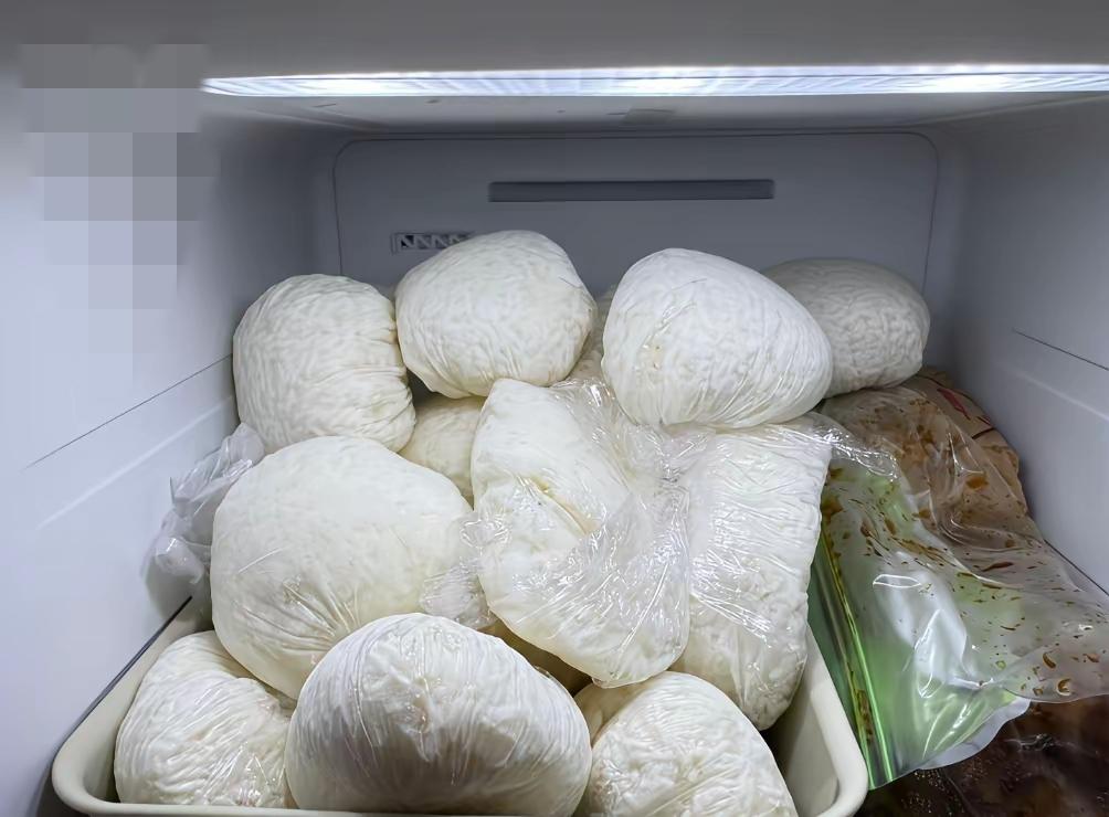 今天早上一打开冰箱门，我直接惊呆了！满满一冰箱冻米饭，婆婆说这样省事儿，试了才知