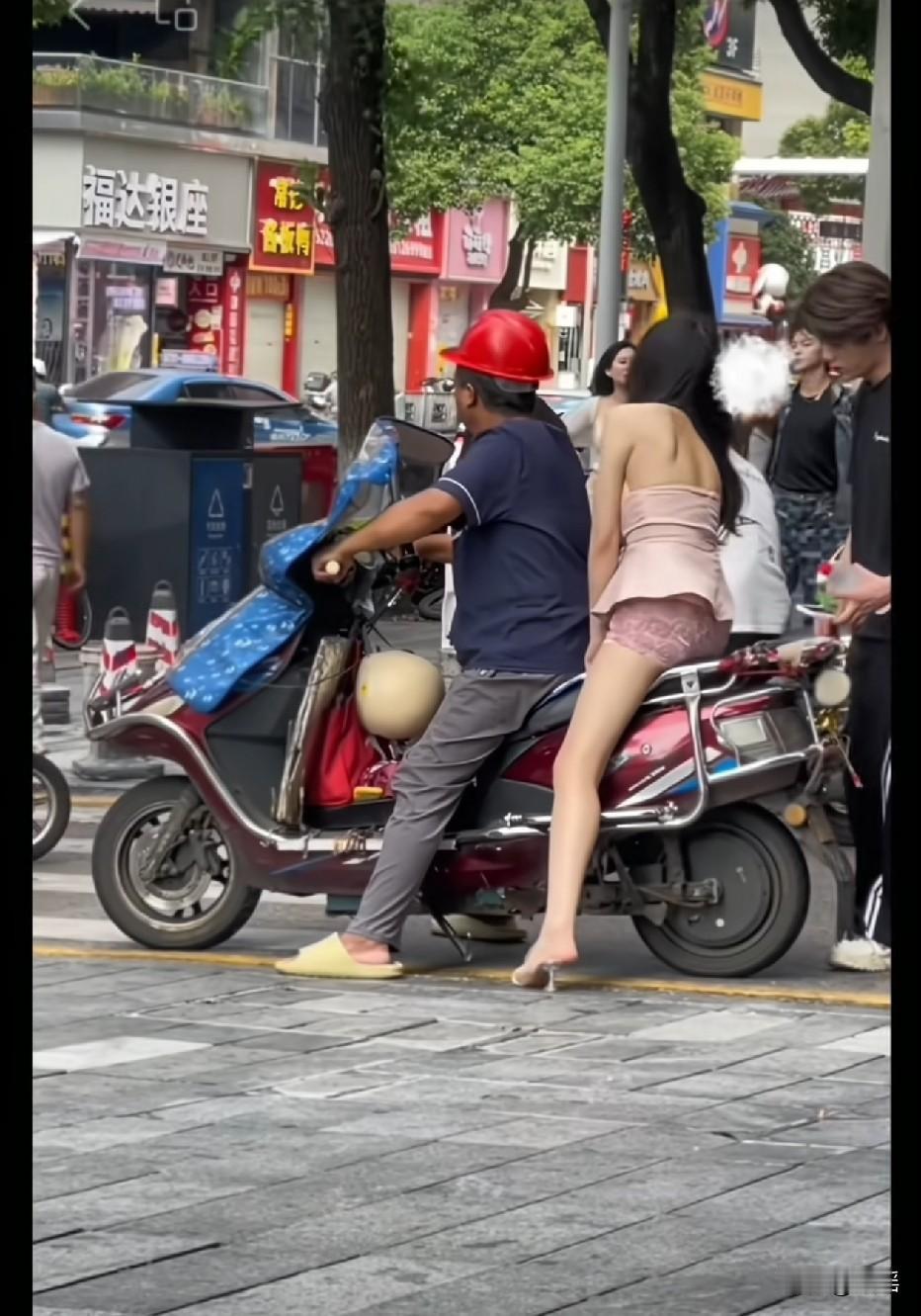 跟我老公一起坐摩的，他不会让我坐中间的