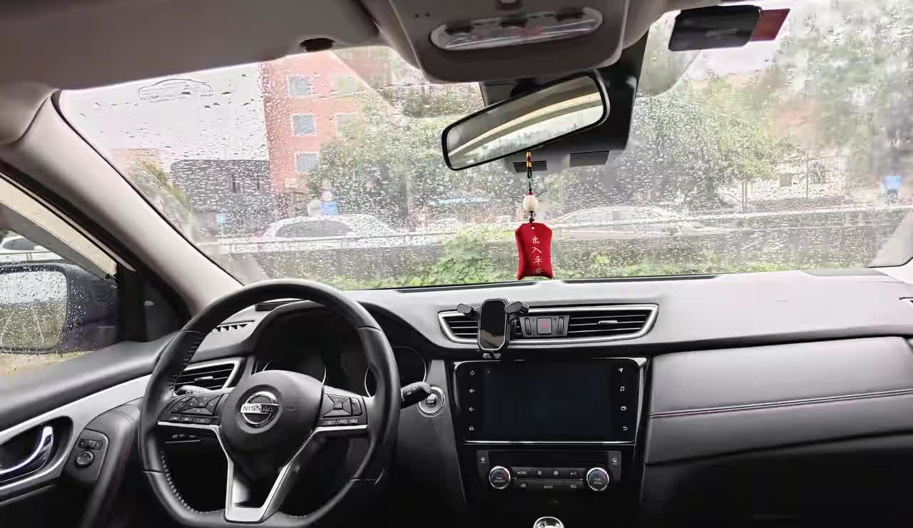 逍客跑高速到120km/h时，车身稳得让人安心，方向盘没虚位，变道超车干脆利落。