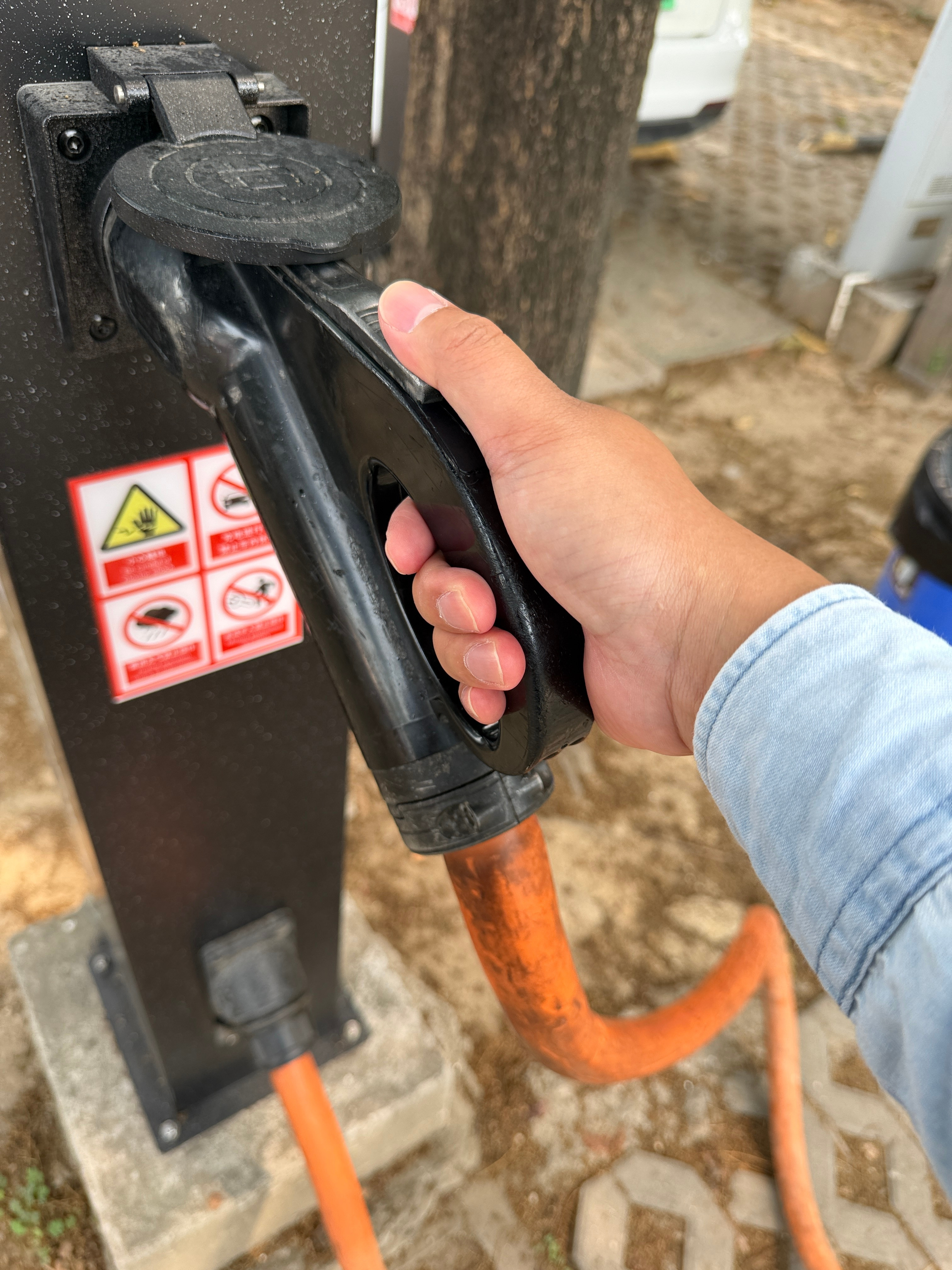 传统充电桩，确实有点脏又重又难插……大v聊车