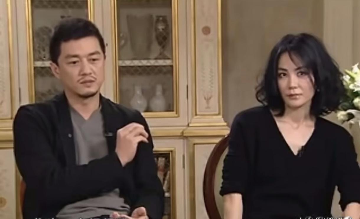 深夜11点，李亚鹏接到王菲电话。不是谈孩子，是敲定新的医疗站选址。离婚十年，