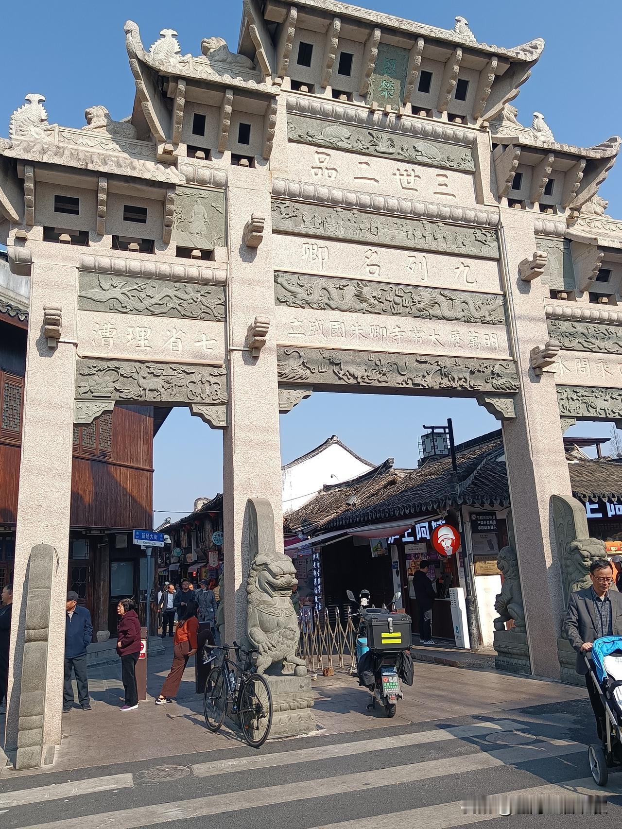 今天来聊聊我们上海郊区的道路。前天骑行去浦东的新场古镇，给我的感觉是浦东的非机动