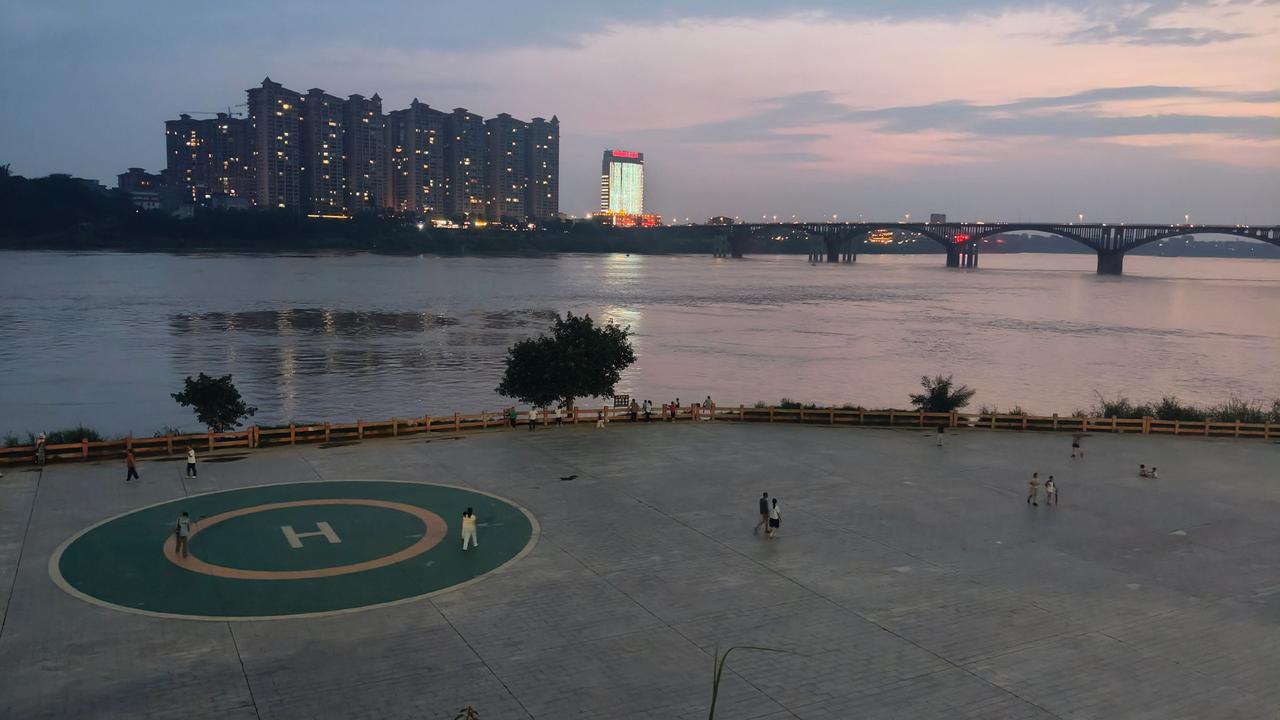 本地多瑙河，地标性建筑。那里凉快呆那去！