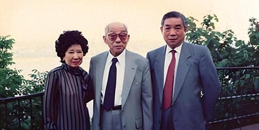 1991年张学良获自由后直飞纽约，住蒋士云家三个月，一张罕见留影“1991年1