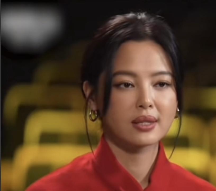 演员辛芷蕾说：“我高中的时候就在鹤岗的一个快餐店端盘子，那一年我是16岁，我父亲
