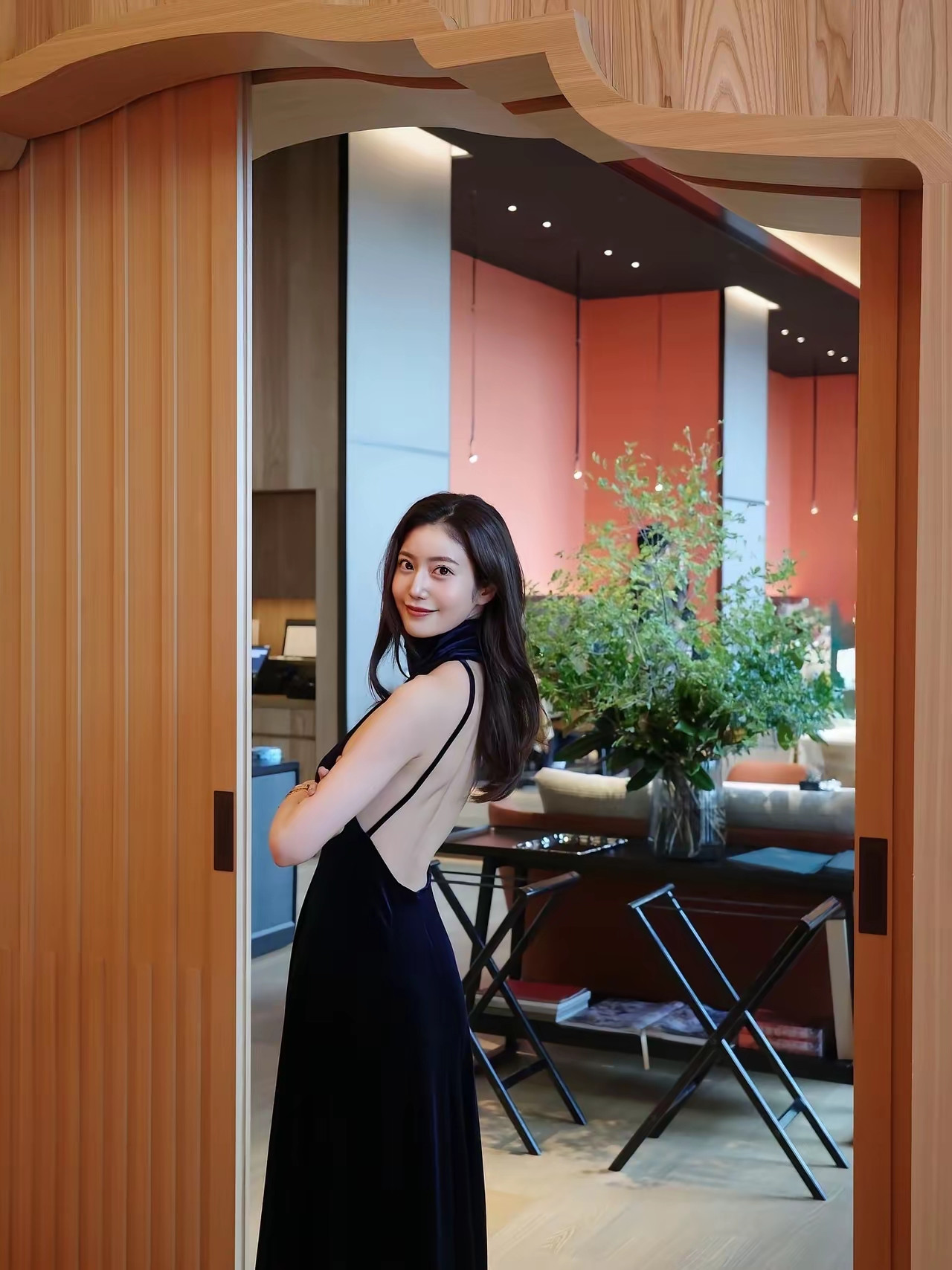 优雅黑裙，微笑入镜，现代咖啡馆的时尚气息。阿部夏树，气质型美女