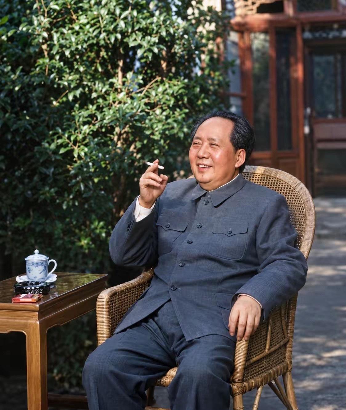 一支烟，一杯茶，镜头里的毛主席一把藤椅，一杯茶，一支烟，阳光落进院子里。镜头留下