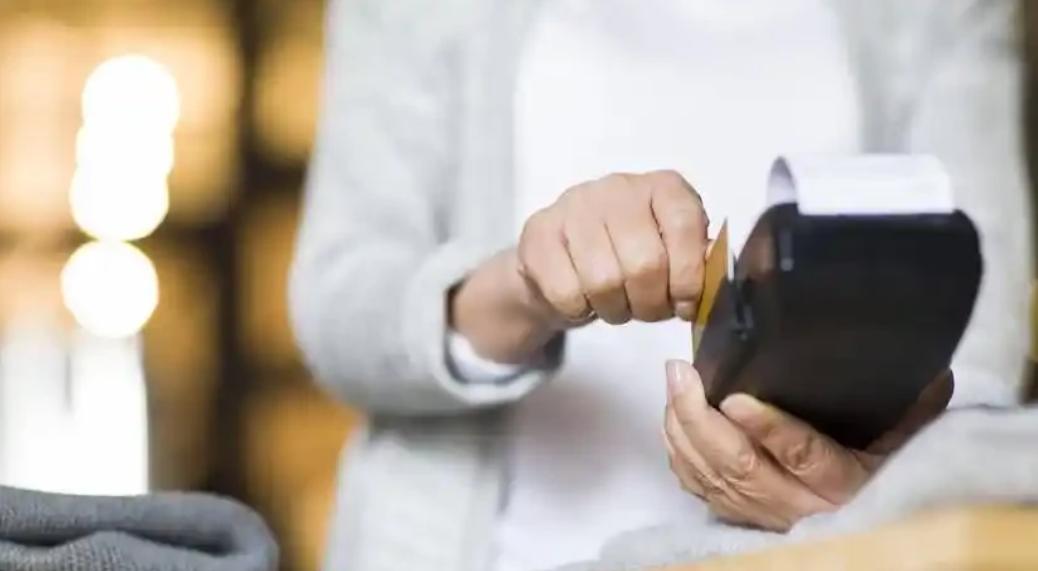 广东深圳，女子着急用钱，就连续在微粒贷上借了两笔，分别是4万元和2.5万元，可事