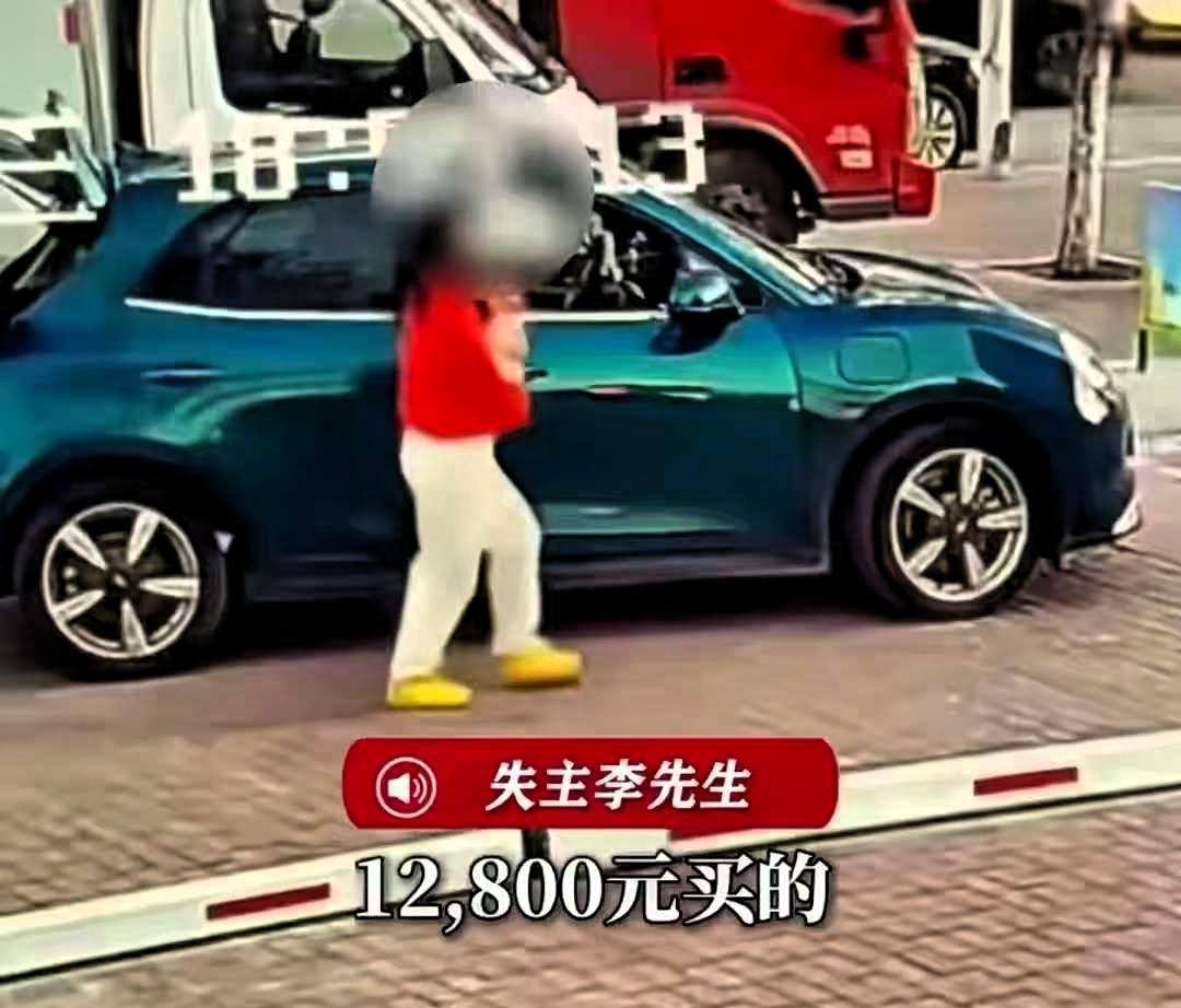 买海鲜逃单，抱走摊主12800的小狗，被报警后拉黑民警！秦皇岛这位红衣女士，真是