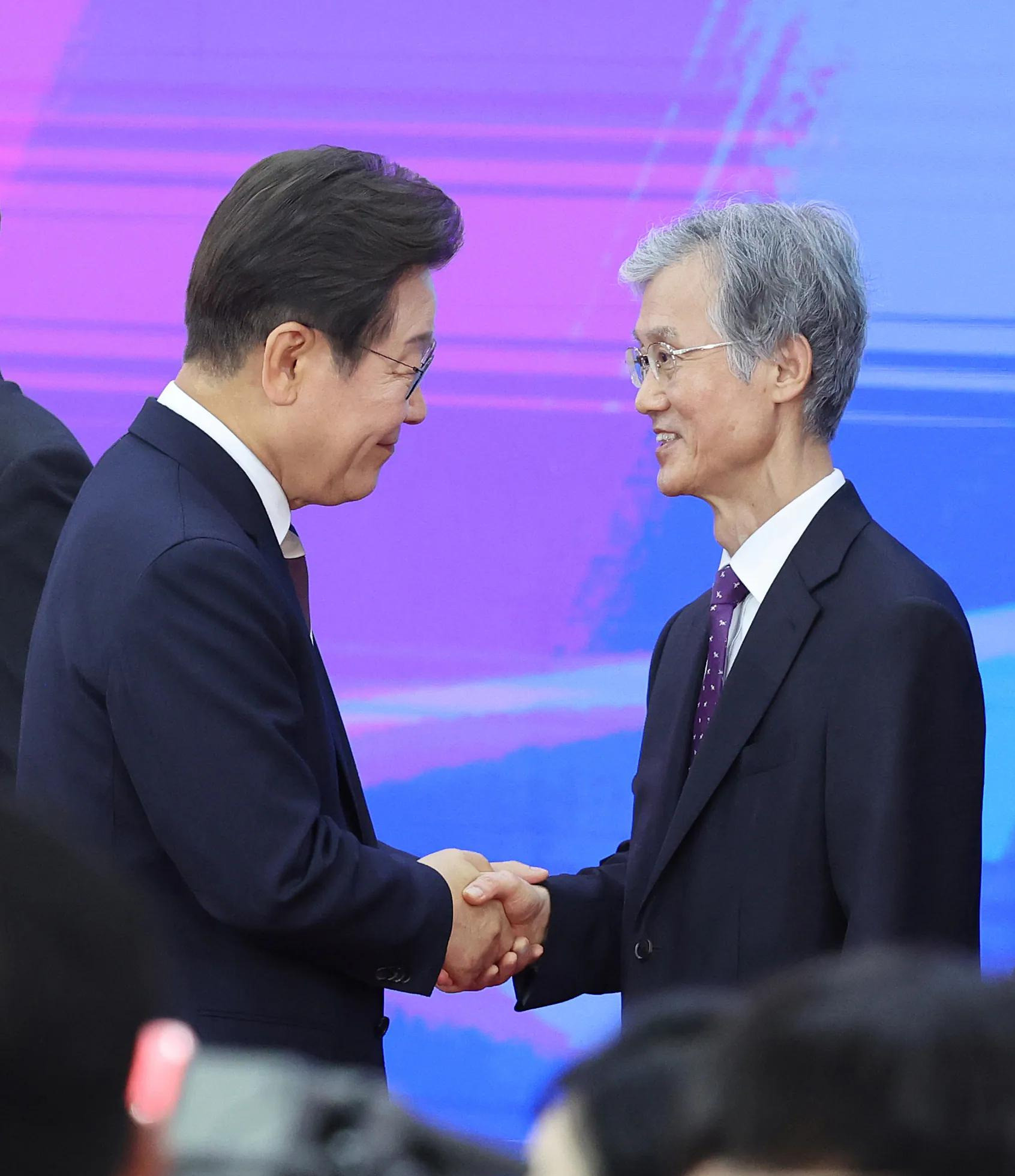 李在明审判暂停，国民力量炸锅了你敢信吗？一场牵动韩国政坛