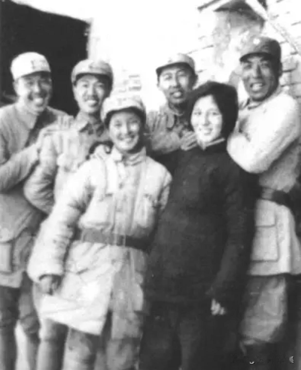 1941年，拍摄于晋察冀军区司令部阜平县何家庄的老照片，后排左一为黄永胜、左二为