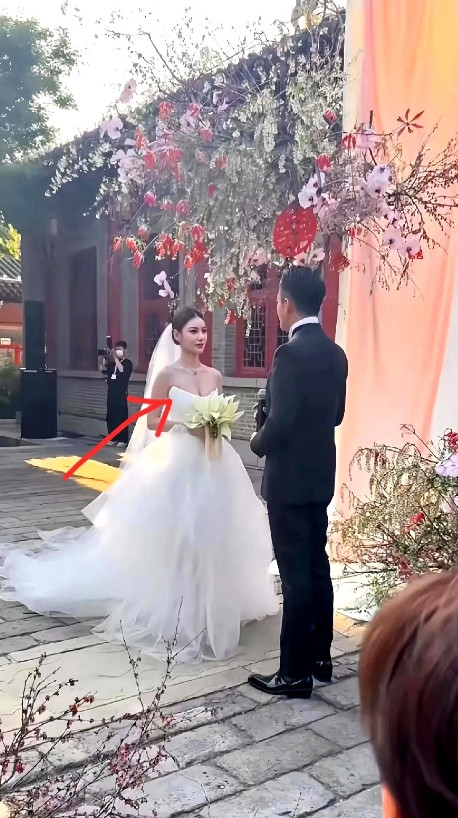 这次马筱梅再婚突然发现一个严重问题，原来大家一直没有发现，直到她穿上婚纱时，我突