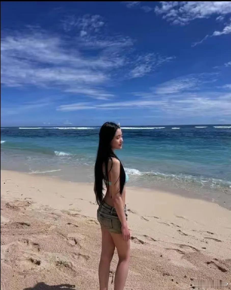 话说许雅钧是怎么做到那么大方的，竟然让女儿每天晒性感照片，换做一般的父亲应该都会