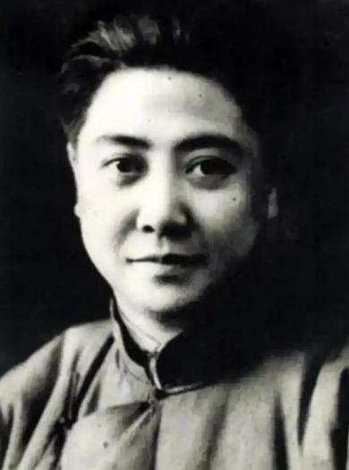 戴笠抓到一名中共女情报员，蒋介石亲自审问，本想劝降纳为己用，当女特工报出自己老师
