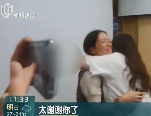 心太大了！上海一女子在高铁站上厕所时，突然发现厕所隔间挂着一个袋子，打开一看