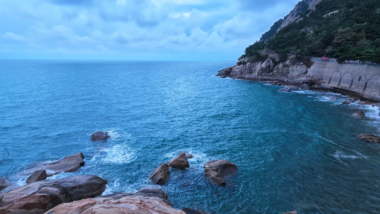 青岛第二日崂山一日游，和夜晚的五四广场阴天➕小雨🌧️的海比晴天多一点韵味，五四广场没意思😐大疆找