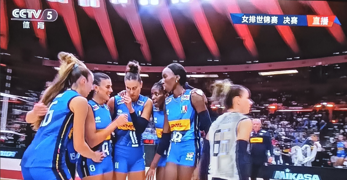 “登上领奖台，指日可待！”昨晚上看完女排世锦赛决赛后，中国女排教练团队某个人夸