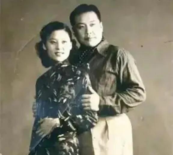 1936年，21岁袁祜祯和18岁的曹士岳大婚。洞房过后，曹士岳发现新娘不是完璧之