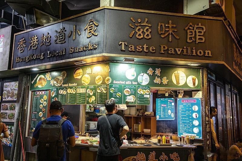 在香港吃饭贵不贵，得看怎么吃。要是去地道小吃店，一顿大概50块，路边小吃店20块