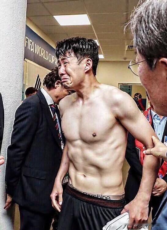 痛哭！韩国0-1爆冷输南非，世界杯小组垫底出局，队长孙兴慜赛后从绿茵场一路崩溃哭