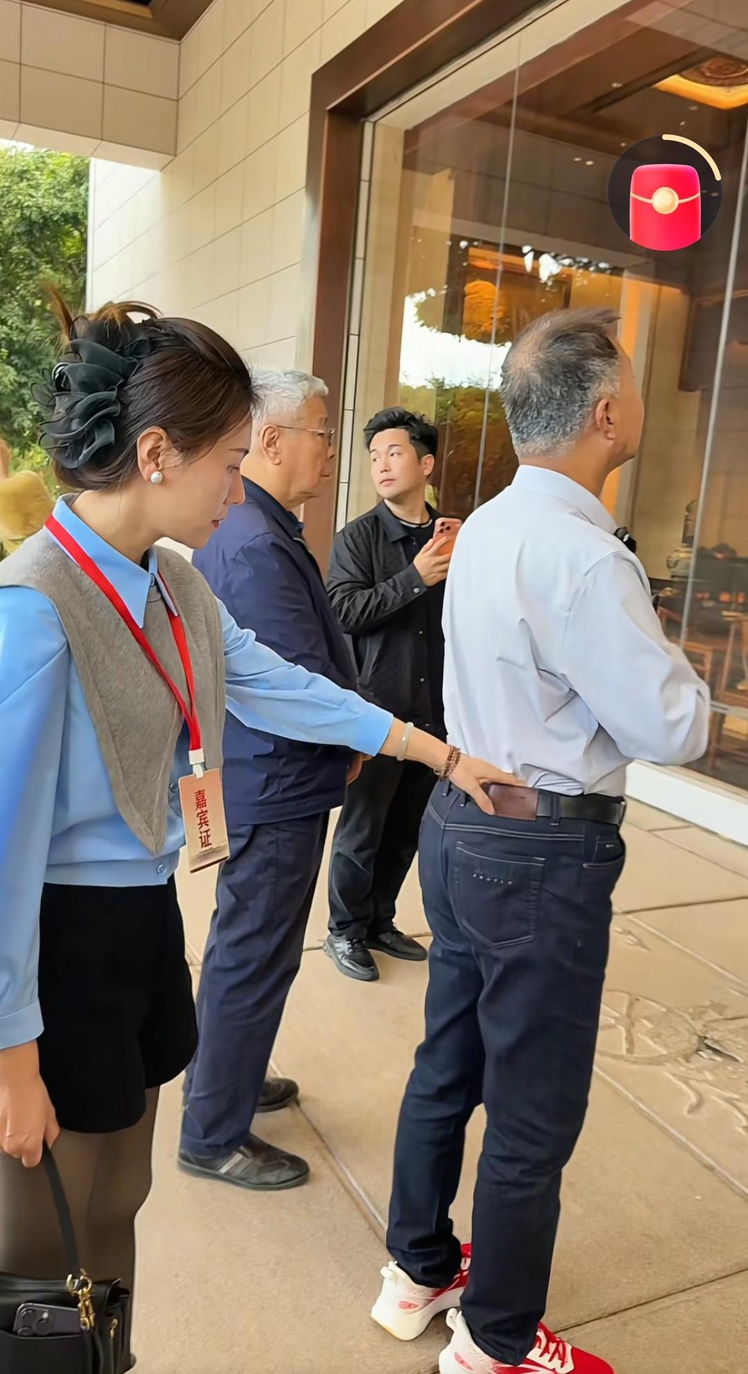 11月20日，南京晓晓陪同博学流浪汉沈巍在福建景区直播的时候，各自又换了一身造型