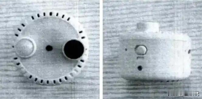 上海，女子在合租房的卫生间里洗澡，偶然发现洗手台的台盆下面有些不对劲，位置和角度