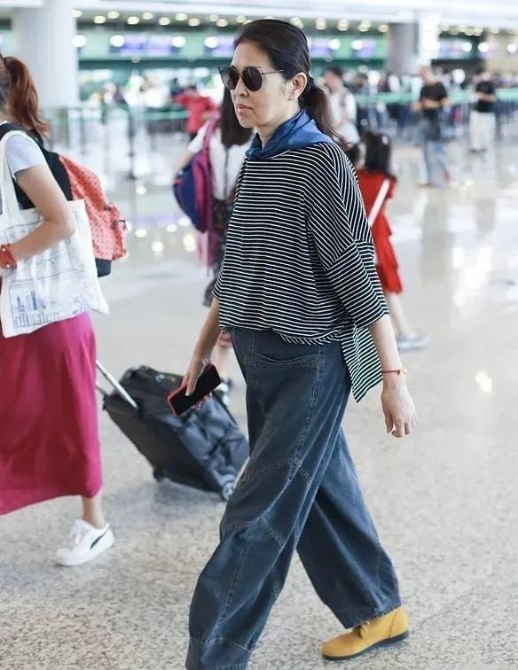 倪萍瘦身之后也太会穿了！条纹T恤配阔腿裤，完全看不出年龄感！宽松条纹衫遮肉显瘦