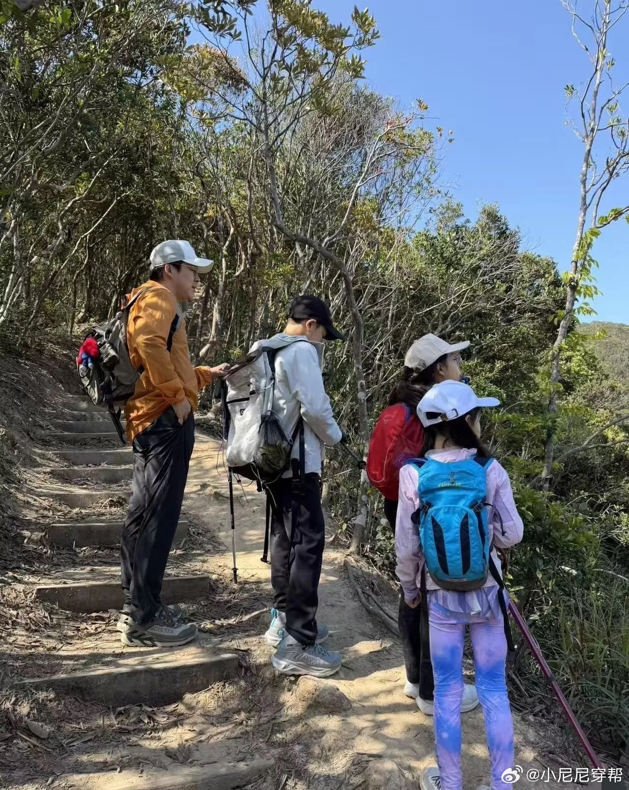 周末郭晶晶带着一家人去爬山，画面感十分的温馨，虽贵为豪门之家却过着普通人接地气的