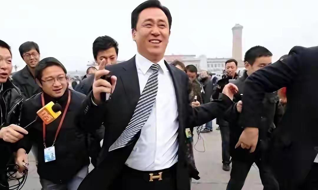 许家印家族当年的生活奢靡到什么地步?许家印的奢靡我说一个画面。不是数字，