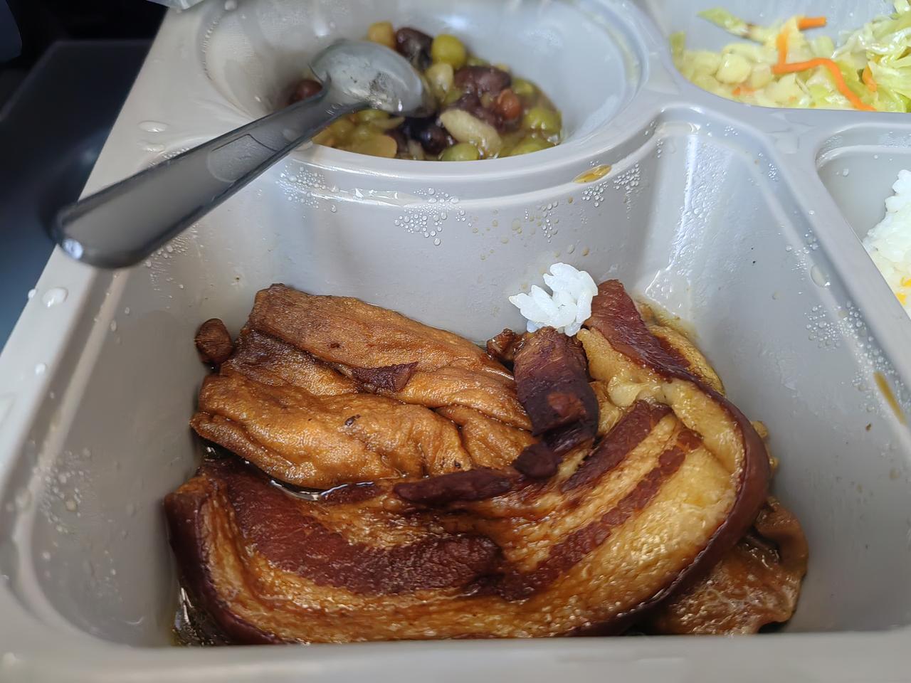 高铁上的天价餐，得赚多少钱？在昨天的高铁上，正好是中午，因为早晨吃饭很晚，本